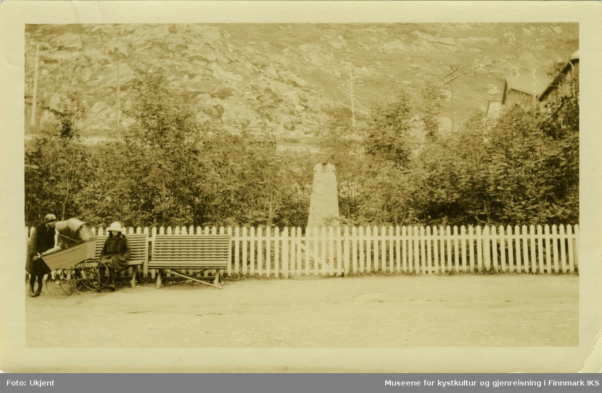 Minnesmerket over Ole Olsen i Hammerfest i 1924 er en byste på en firkantet sokkel. Monumentet er inngjerdet og innrammet av trær. Til venstre står det benker som to kvinner sitter på. En av dem har et  barnevogn med seg. I bakgrunnen ser man trehusbebyggelse og  Salenfjellet.