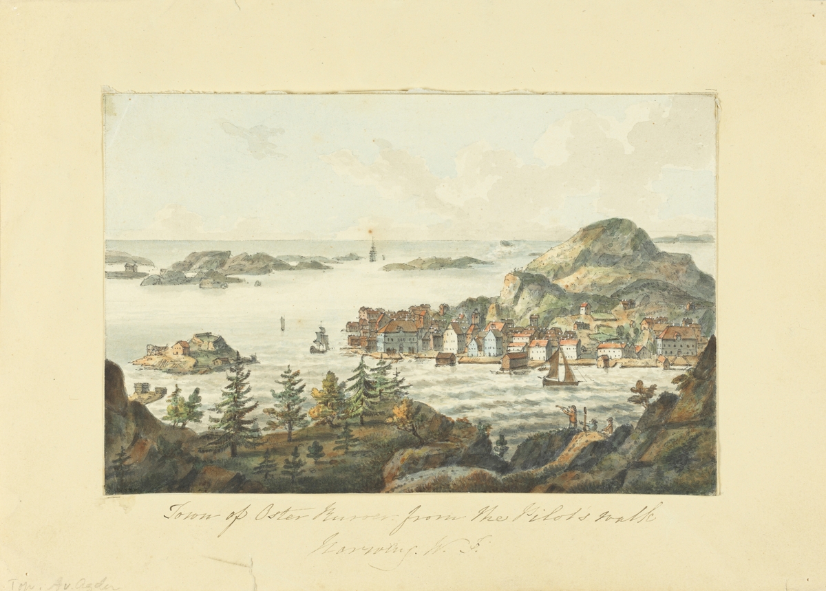 Kystlandskap fra Risør, utsiktsbilde med hav, holmer, bybebyggelse og seilskuter.