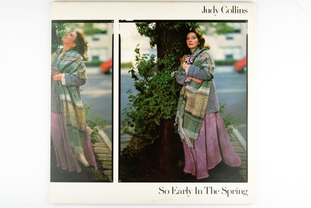 Fotografi av Judy Collins som står ved et tre.