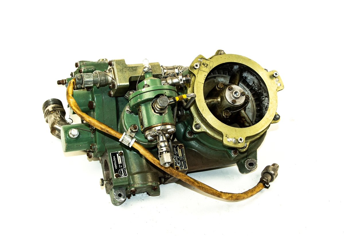EBK-pump tillverkad av Trollhättan flygmotor. Består av ihopsatta delar; EBK-pump, Turbo-pump, Ventillåda, Bränsletrycksregulator och Bränslemängdsregulator. Grönfärgad. Stansad text SFAKPL700925 8278.