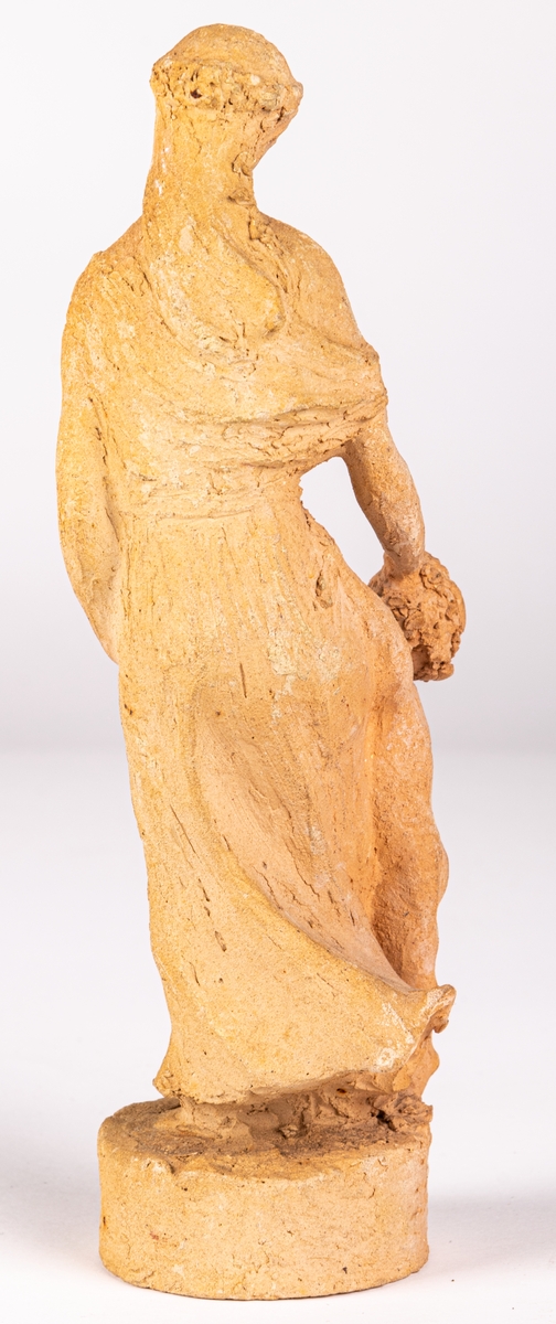 Skiss i lera till skulptur "Vår".  Stående kvinna med naket barn som står vänd mot henne vid hennes fötter.