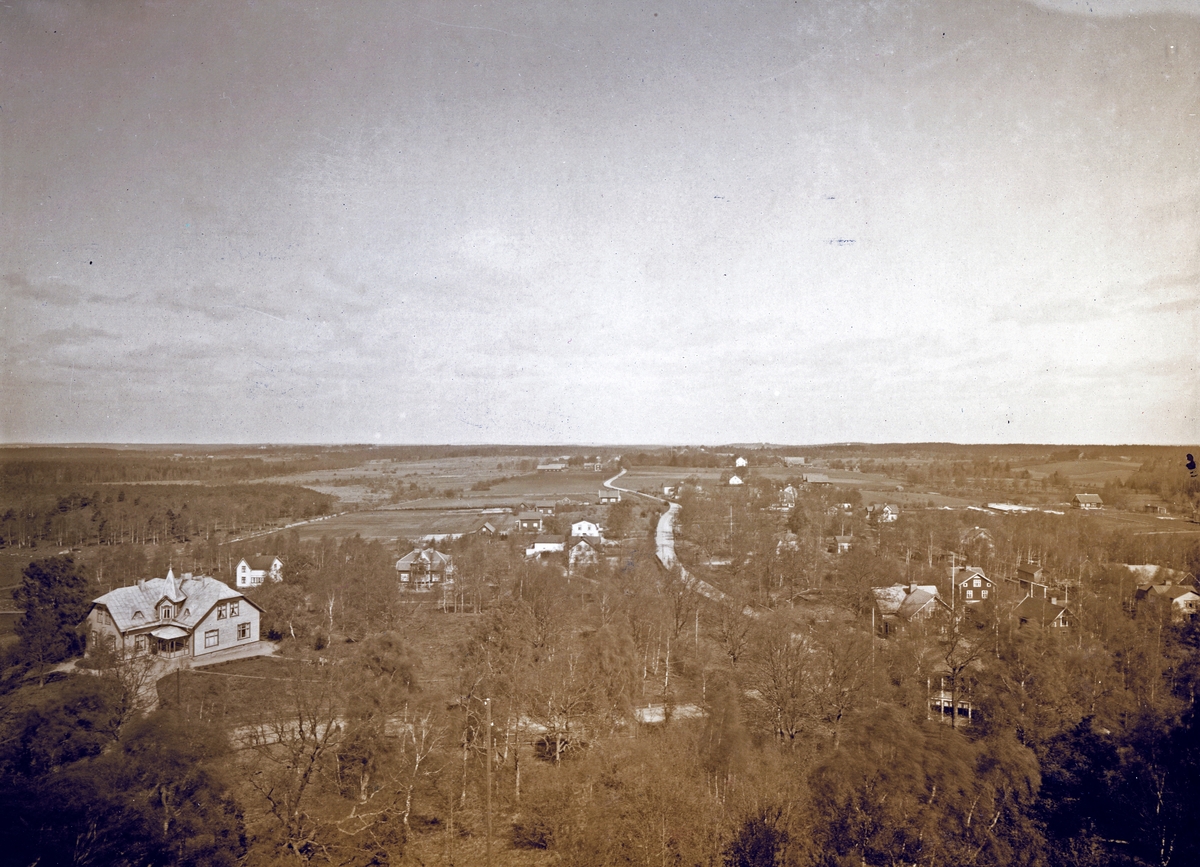 Norra Växjö och Hovs by, ca. 1910-tal. Sett från vattentornet. Landsvägen norrut.