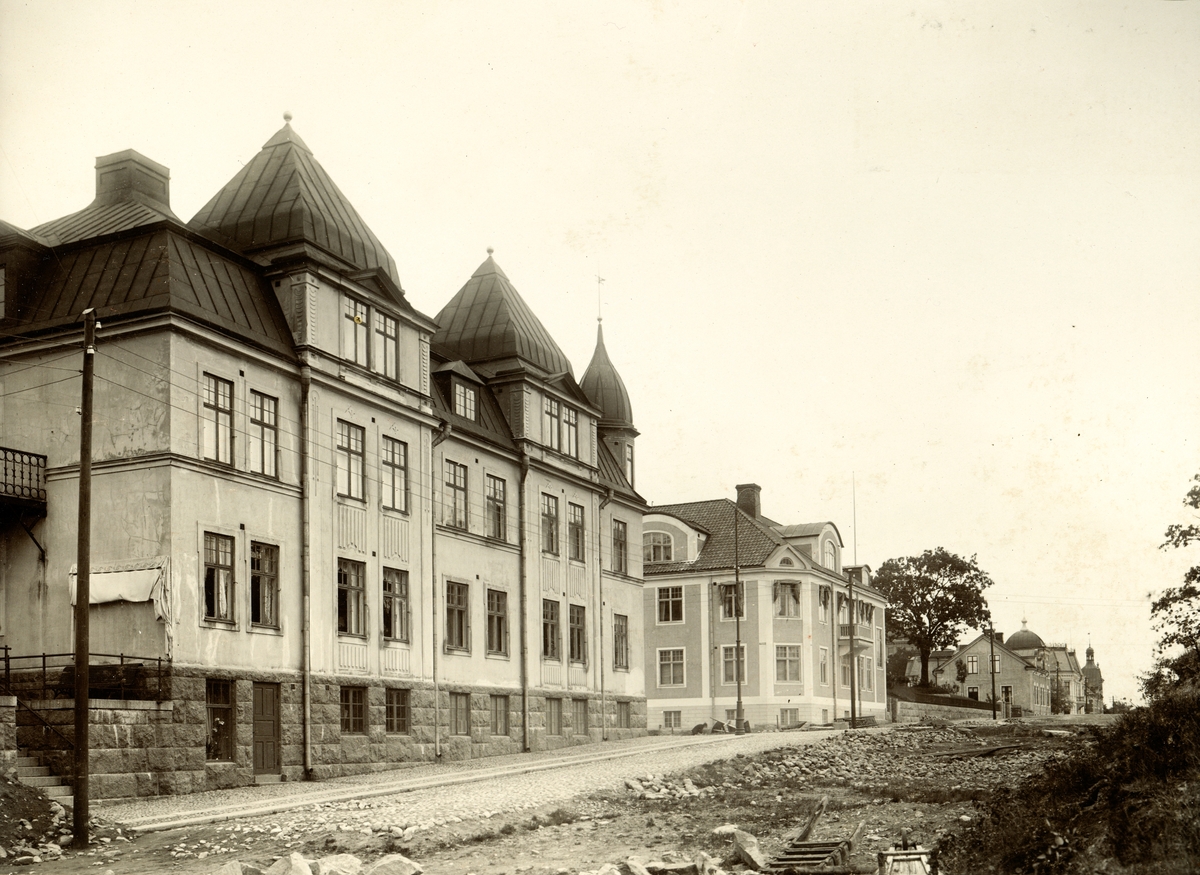 Stenläggning av Trädgårdsgatan, vid korsningen med Vallgatan. Söder i Växjö, ca. 1913.