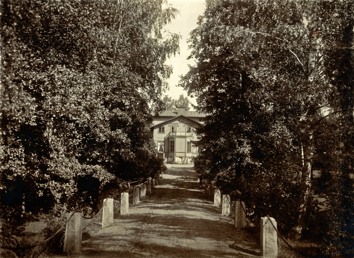 Villa Wik, infarten och och villan. Växjö, ca. 1910