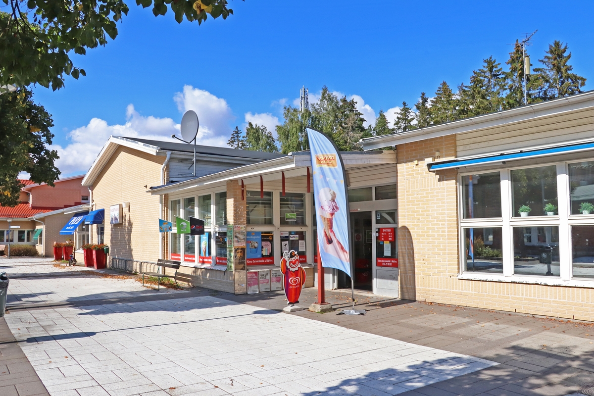 Spelbutik. Glasskiosk. 

Torget i Kärna centrum i Malmslätt med bibliotek, vårdcentral, servicehus och pizzeria.

Bilder från staden Linköping, Östergötland, år 2021.