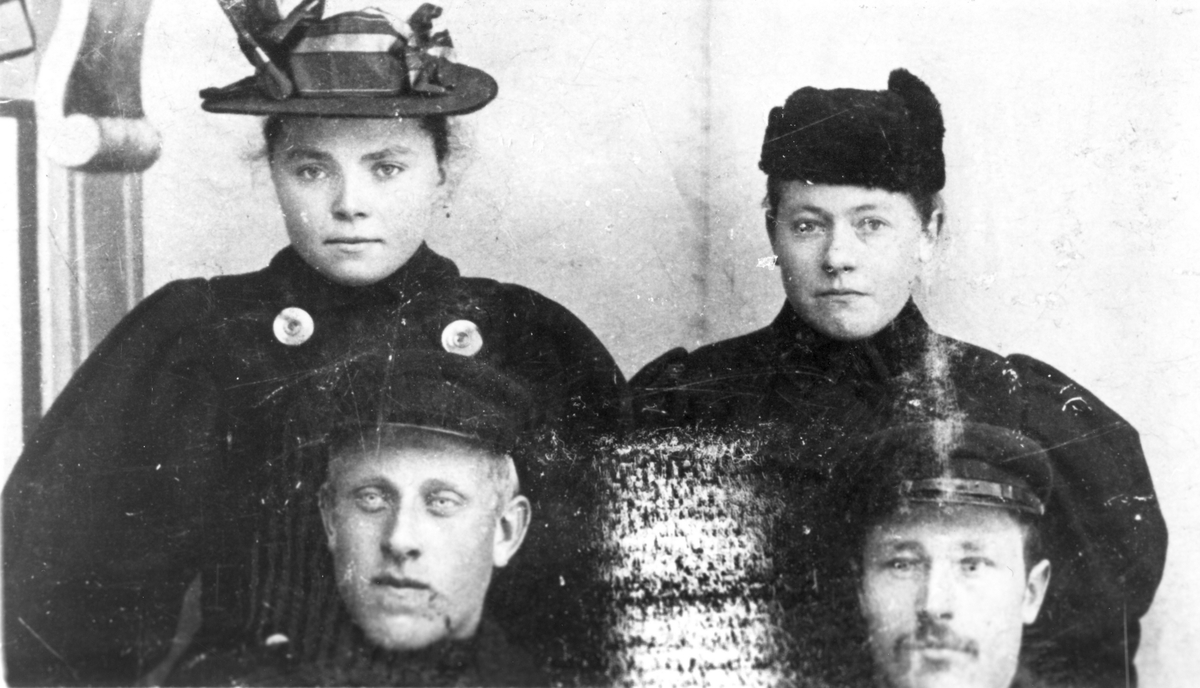 Fra venstre bak: Marie Heitmann, Skaland f. 1877 Steinfjord(Antonsen), Tora Heitmann f. 1874 på Skaland, gift med Lars Orseth, Sigurd Heitmann, f. 1876 på Skaland, gift med Marie og Arnt Knudsen,  jobba som skomaker i sjåen til Olav Ingebrigtsen på Skaland.
