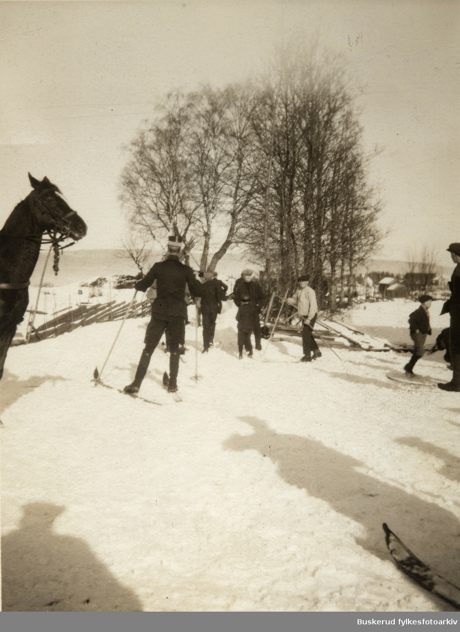 Kong Haakon besøkte en Gardeøvelse på Ringerike i 1927. Her er majesteten på ski ved Vang skole.