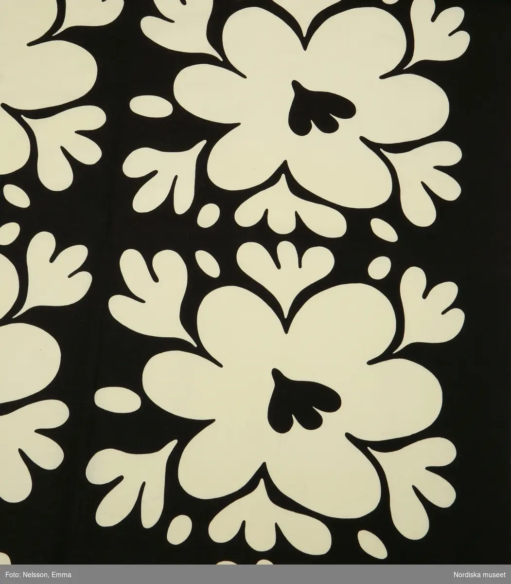 Katalogkort:
"Bomullsrips mes tryckt mönster i vitt och svart "Vallmon" komp. av Birgitta Hahn, påklistrad etikett med nr, 505370/10."