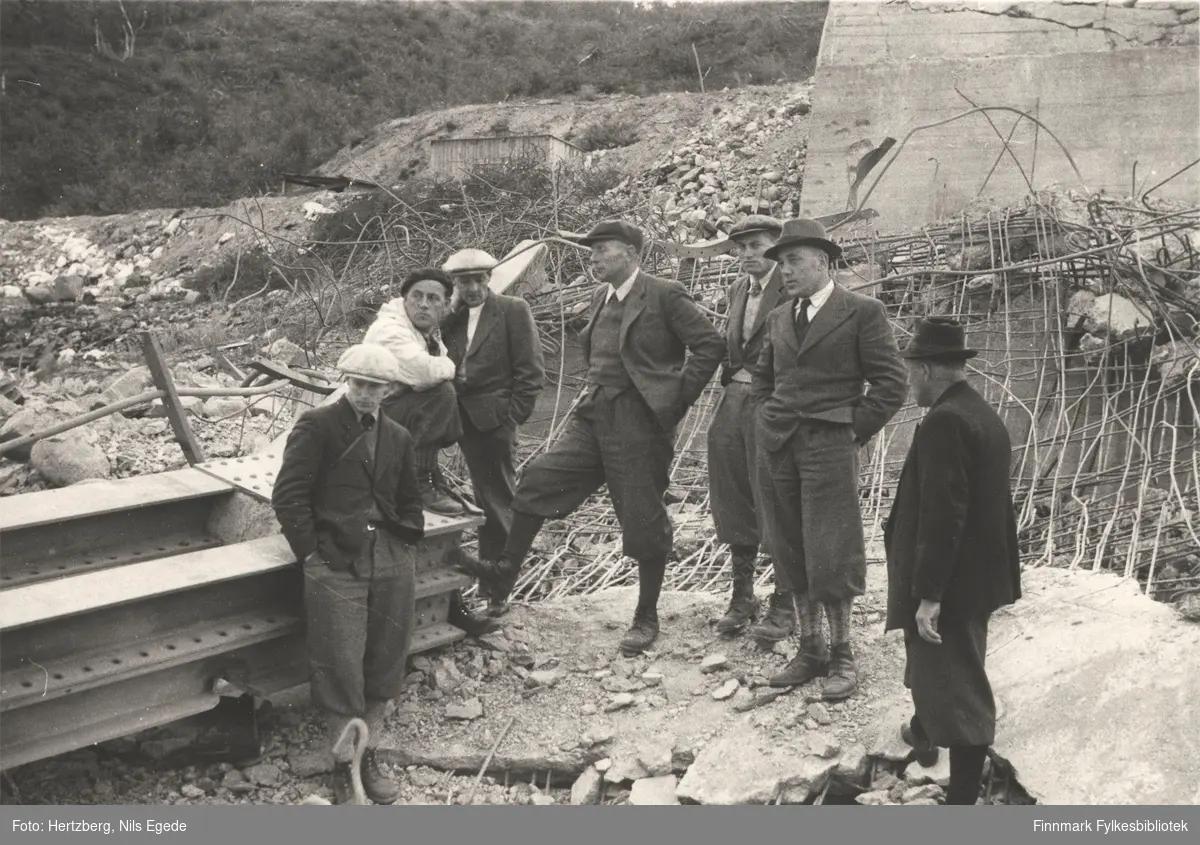 Befaring av arbeidet med ny Tana bru, september 1946. Fra venstre: Johannes Holt, D.A.B. Torpp, E. Eliassen, K.H. Oppegaard, A.I. Torvik, Ingebrigtsen, G. Bjørkli. Tana bru ble sprengt november 1944 av tyskerne. Se også bildene 259-262.