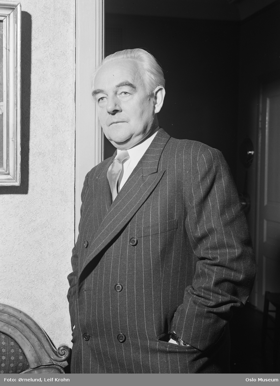 portrett, mann, politiker, radiomann, redaktør, «Stemmen fra London» under andre verdenskrig, stående halvfigur