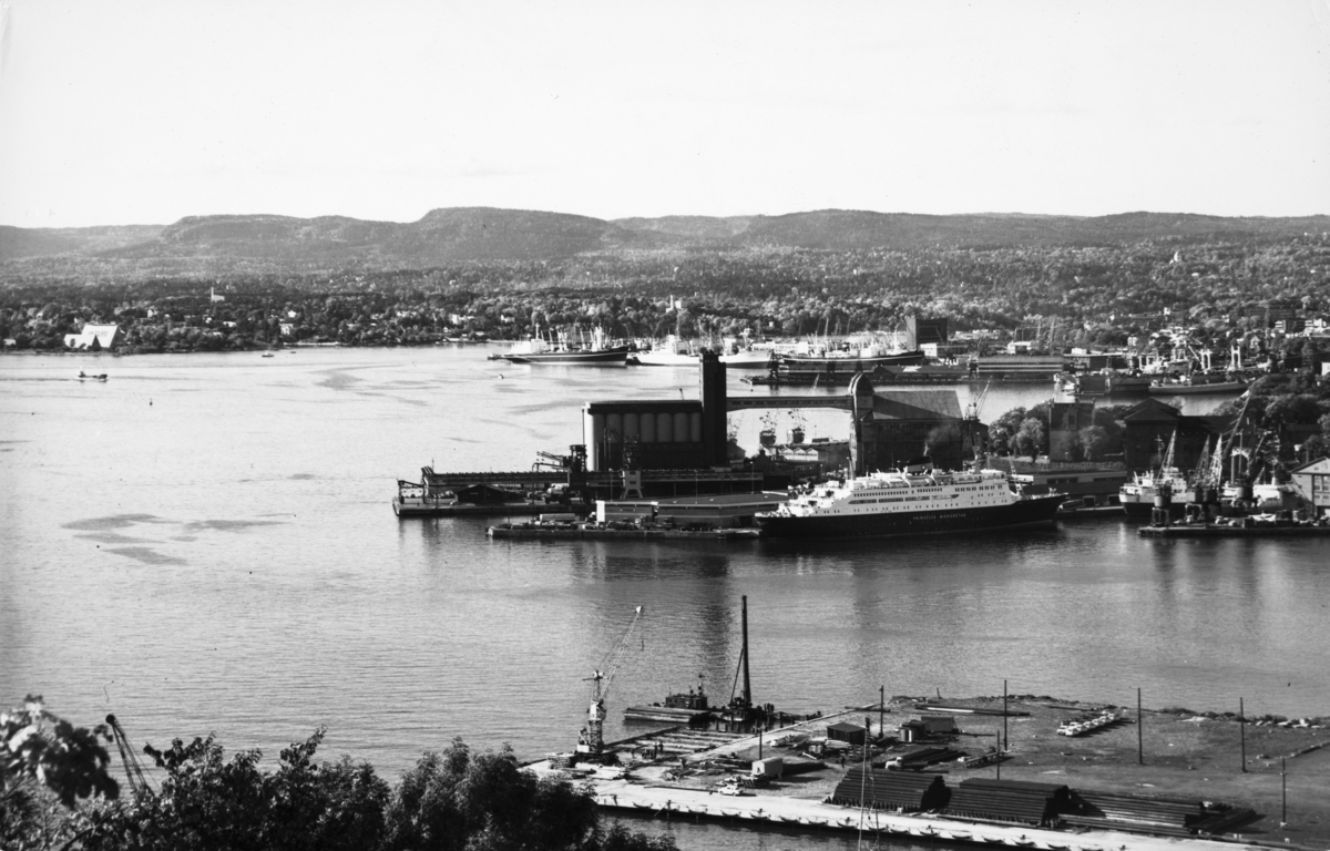 Utsikt over Vippetangen og over mot Bygdøy fra Ekebergåsen