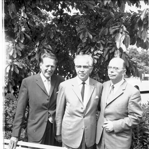 Tre herrar står och håller varandra om ryggen och poserar framför kameran. Från vänster missionären K Ramstrand och pastor R Svensson.