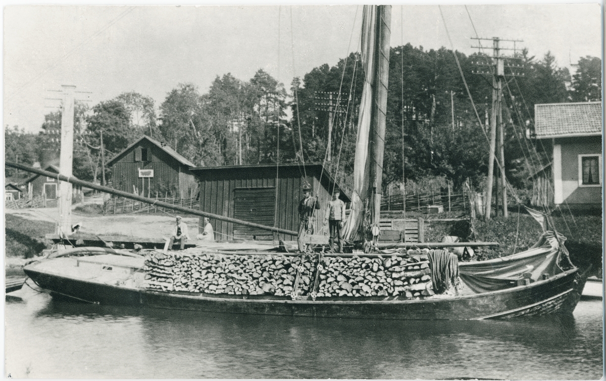 Roslagsskutan Alcea vid ångbåtsbryggan vid Åkersbro, Uppland 1916
