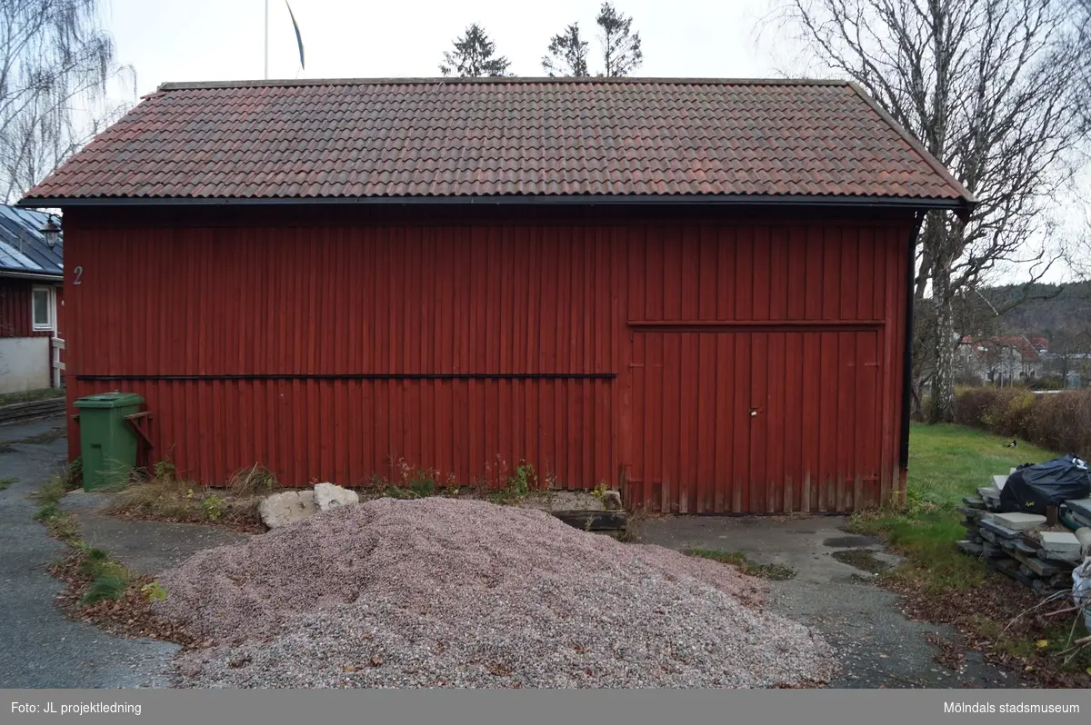 Rödmålad ekonomibyggnad på fastigheten Gastorp 2:8, Almvägen 2 i Gastorp, Lindome, i Mölndals kommun.  Fotografiet är taget 19 november 2020. Byggnadsdokumentation inför rivning.

Rivning enligt beslut BN 931/2020.
