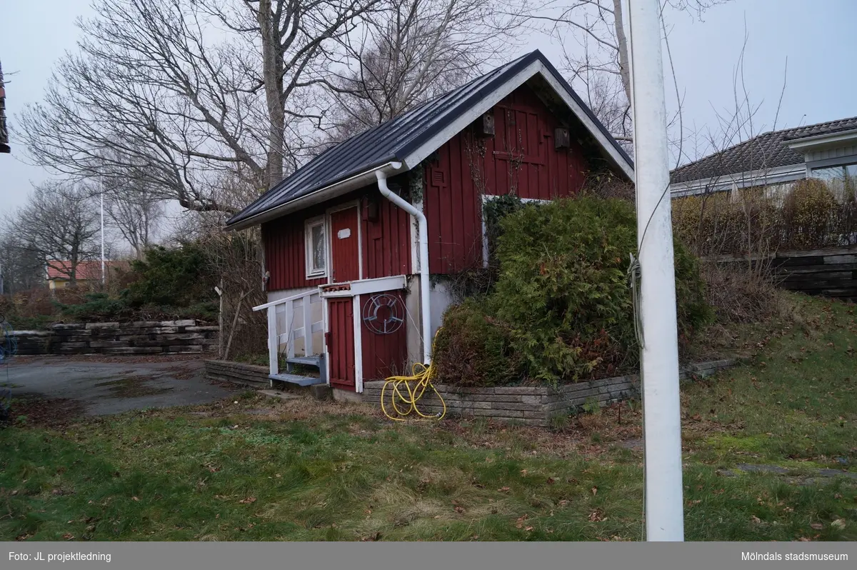 Rödmålat bostadshus med vita knutar på fastigheten Gastorp 2:8, Almvägen 2 i Gastorp, Lindome, i Mölndals kommun. Viss växtlighet förekommer i motivet. Fotografiet är taget 19 november 2020. Byggnadsdokumentation inför rivning.

Rivning enligt beslut BN 931/2020.