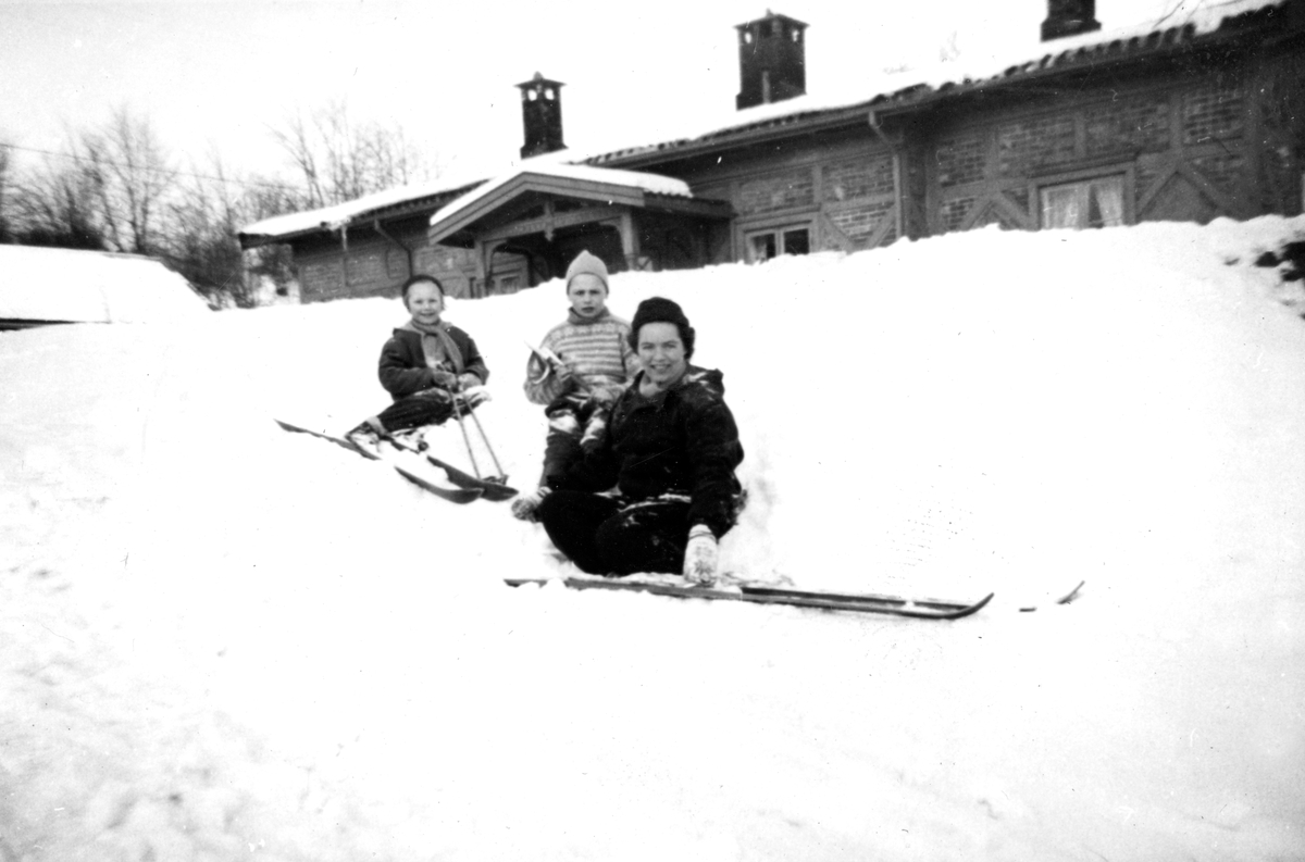 Anna Larsson, kona til overgartner Gösta Larsson, og to barn i snøen utenfor gartnerboligen på Bygdø Kongsgård, vinteren 1958.
