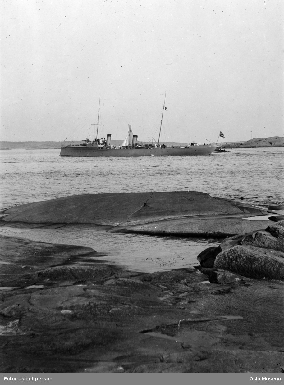 svaberg, fjord, dampskip, marinens torpedodivisjonsbåt Valkyrjen