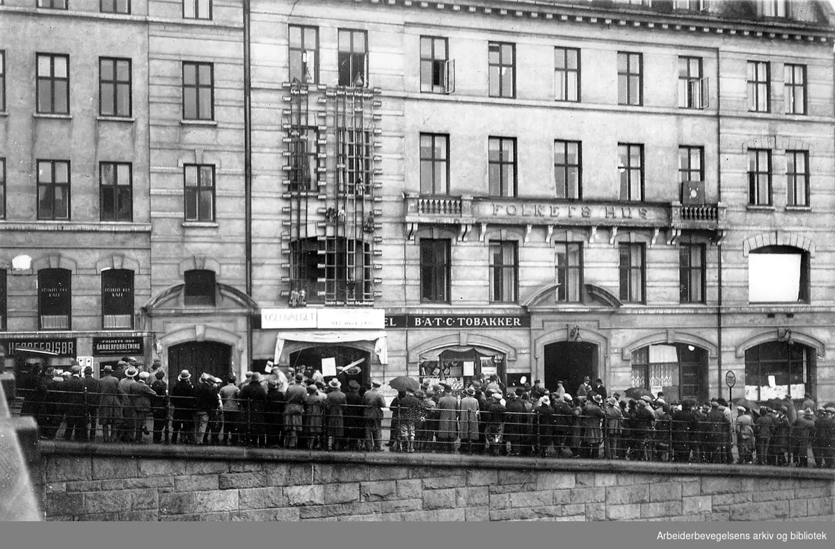 Stortingsvalget 1930. Valgresultatene kommer opp i Folkets Hus ved hjelp av dukker på fasaden.