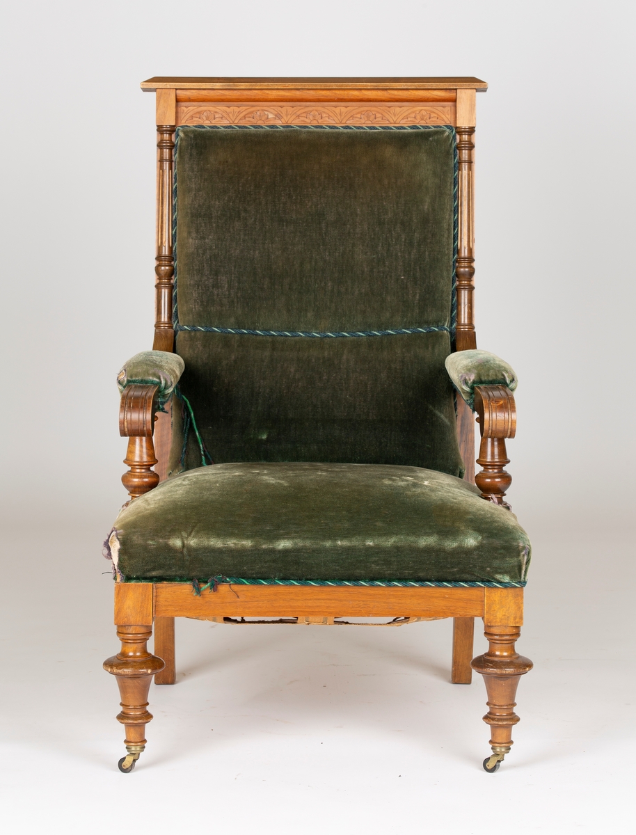 Armstol. Biedermeier salongmøblement i 8 deler; bord, sofa, 2 armstoler, 4 enkle stoler. Beiset eik, dreide ben, trukket med grønn plysj.