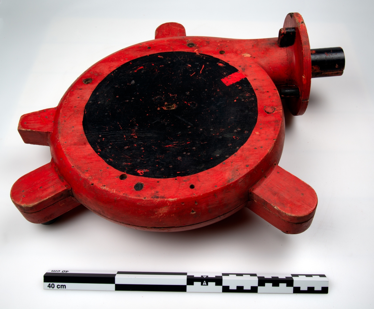 Gjenstanden har to halvdeler.
Gjenstandens form er kompisert
Gjenstandene er malt i rødt og sort.