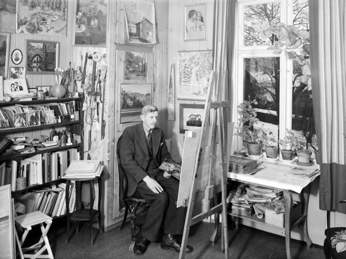 Kunstmaler Einar Sandberg i sitt atelier.
