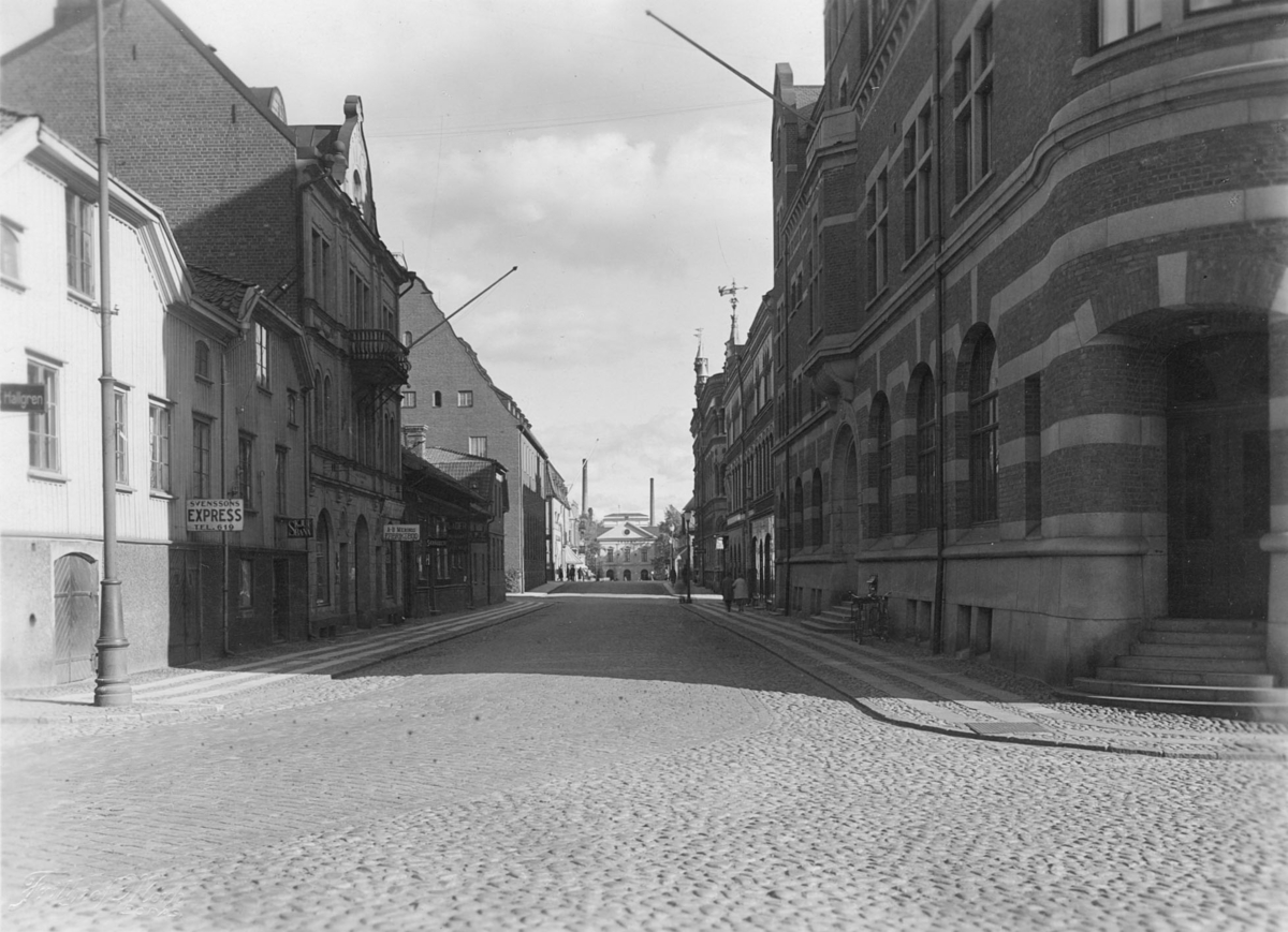 Västerlånggatan mot söder med åkeriet Svenssons Express (Svex) t.v. och kvarteret Galatea t.h. år 1926.