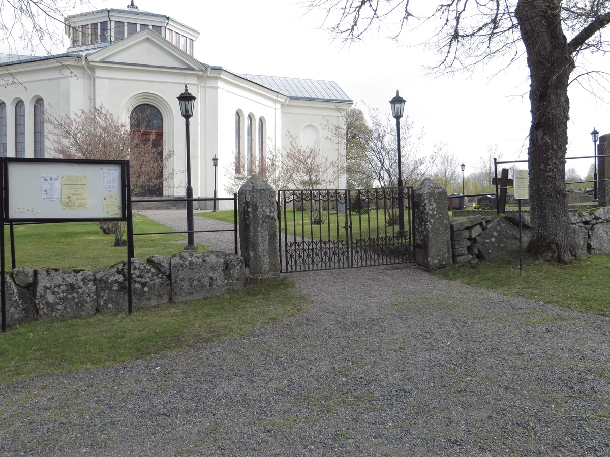 Öggestorps kyrka och kyrkogård.
