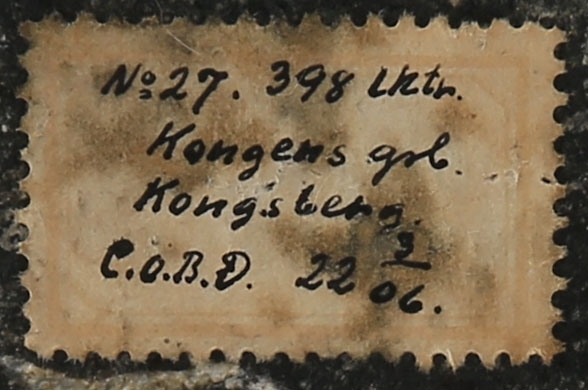 Tekst på etikett:
No 27. 398 ltr. 
Kongens  grb. 
Kongsberg
C.O.B.D. 22/3 06