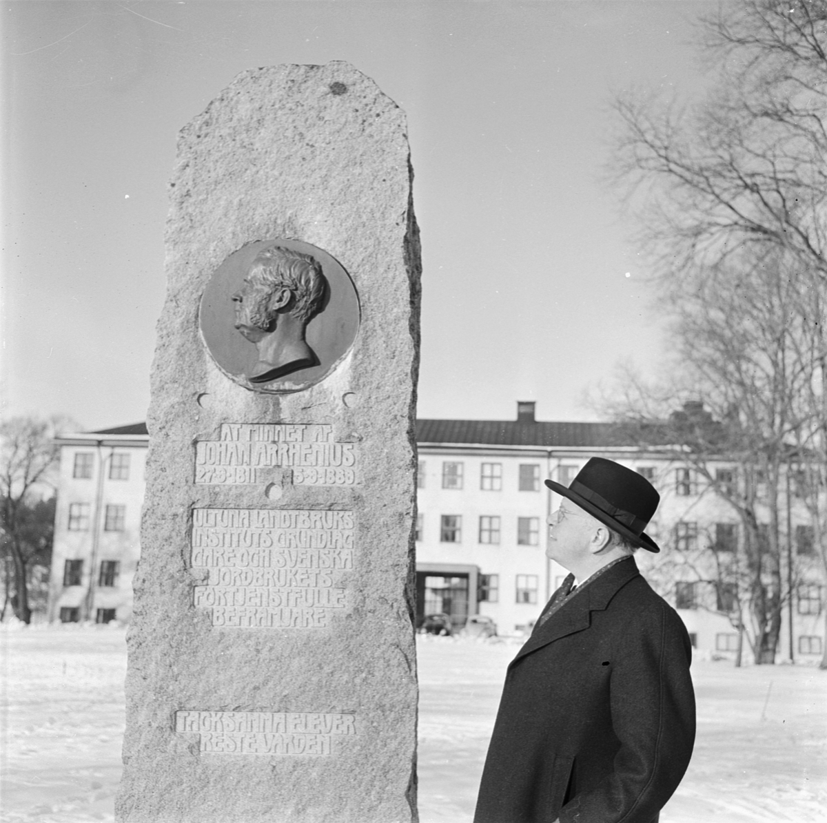 Lantbrukshögskolan, professor Ragnar Nilsson vid minnesstenen av Johan Arrhenius, Uppsala 1957