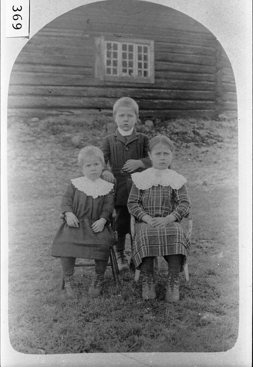 Tre ukjente barn. Omkring 1900.