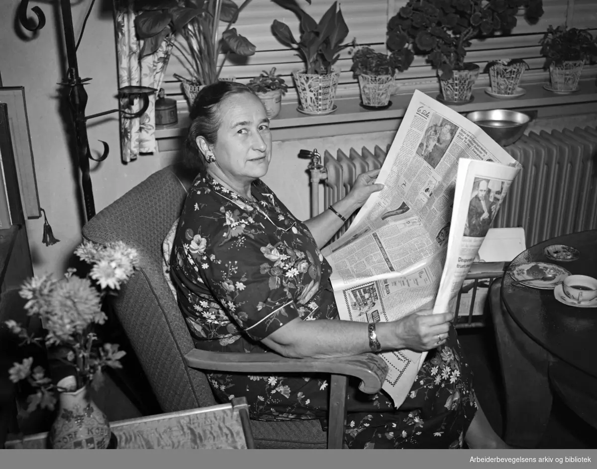 Kvinne leser Arbeiderbladet. Ingen øvrige oppl. Oktober 1956.