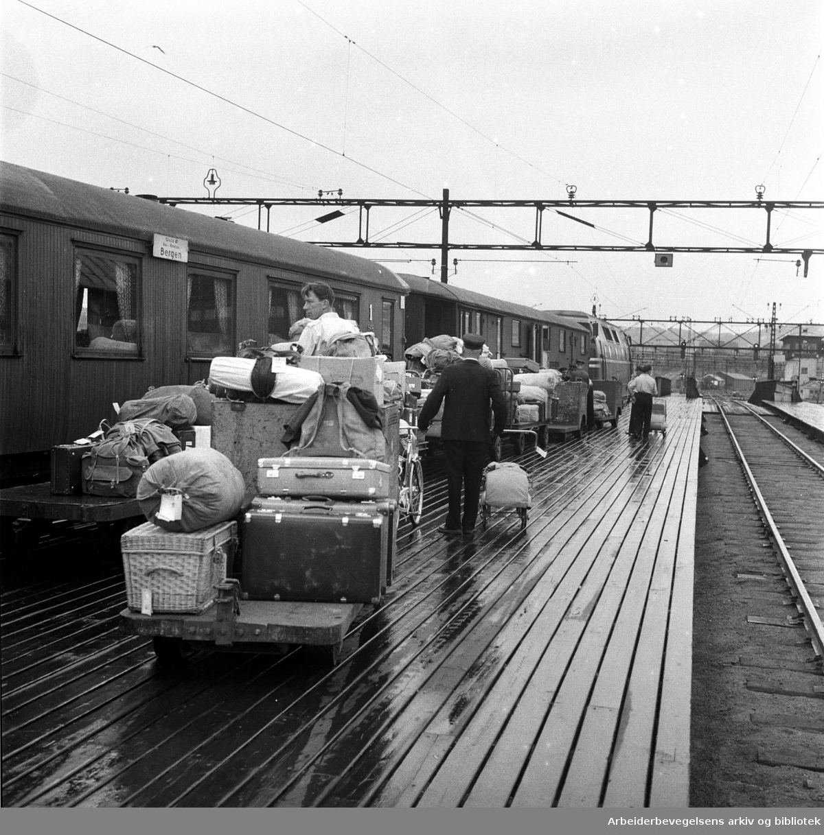 Stor trafikk på Østbanen ved starten av fellesferien. Juni 1968.