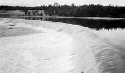 Dammen ved Skjefstadfossen i Elverum, fotografert fra den øs
