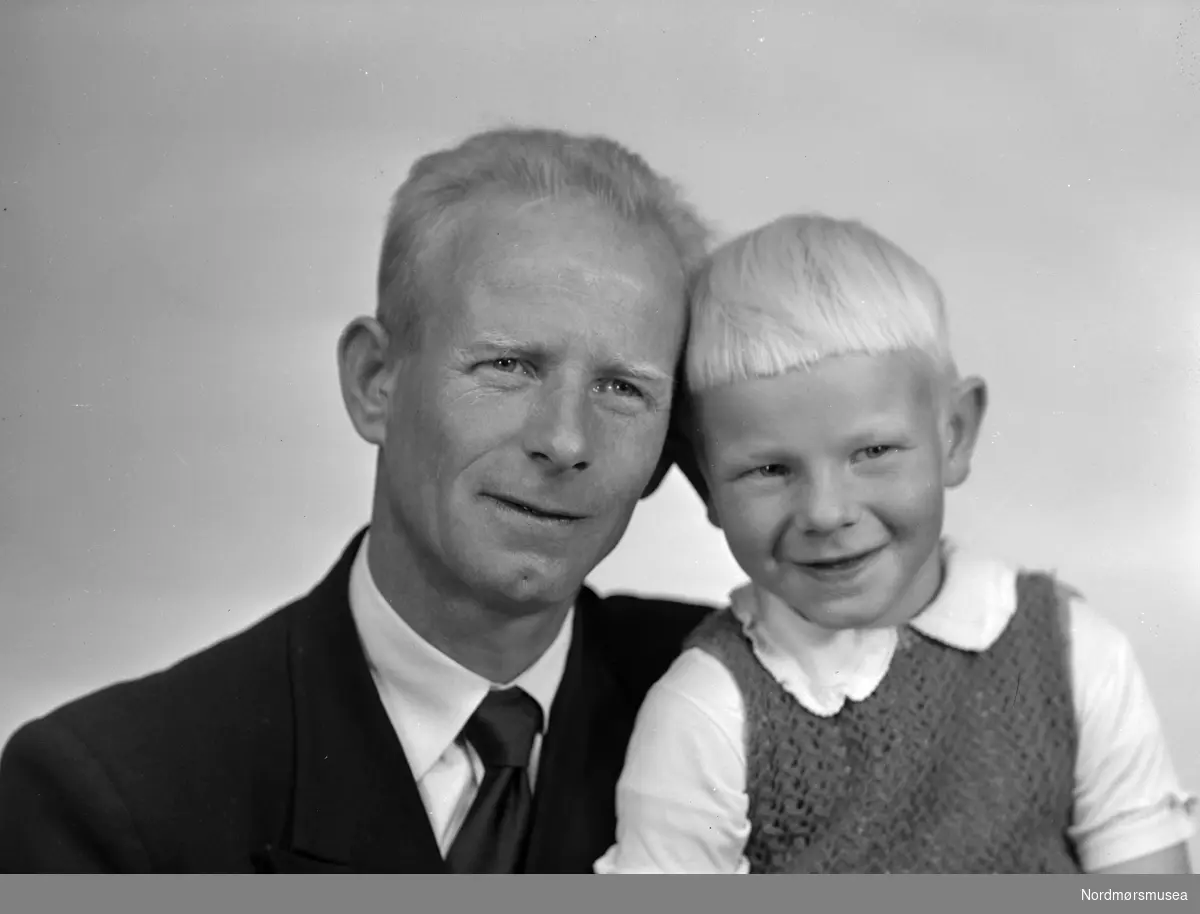 Familiefoto. Far og sønn. Bildet er bestilt på navnet Arnold Johansen. Fra fotoarkivet etter portrettfotograf Claus Monge. Nordmøre museum overtok samlingen fra sommeren 2011.