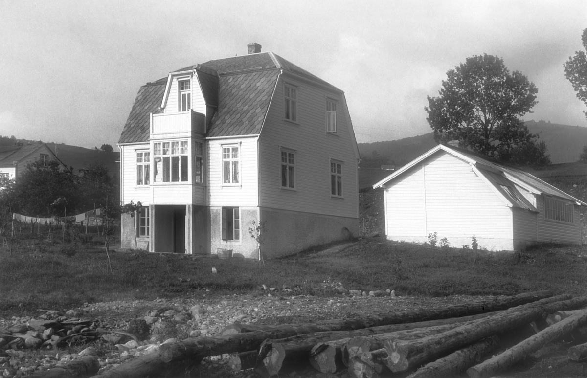 Fotografi av Lofthus sitt hus og atelier, 1910. Lofthus, Ullensvang, Hordaland. Fotograf: Torstein Lofthus.