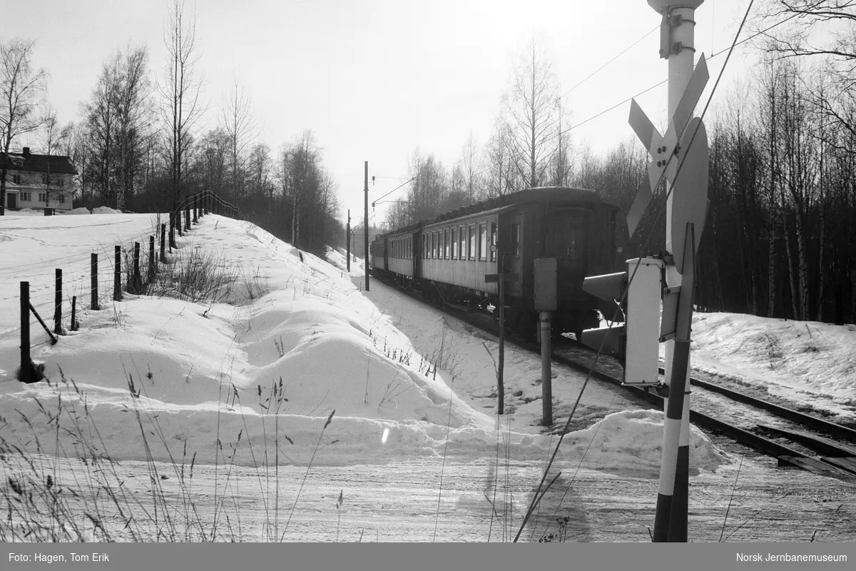 Elektrisk lokomotiv El 11 2147 med persontog retning Oslo i nærheten av Nygard stasjon