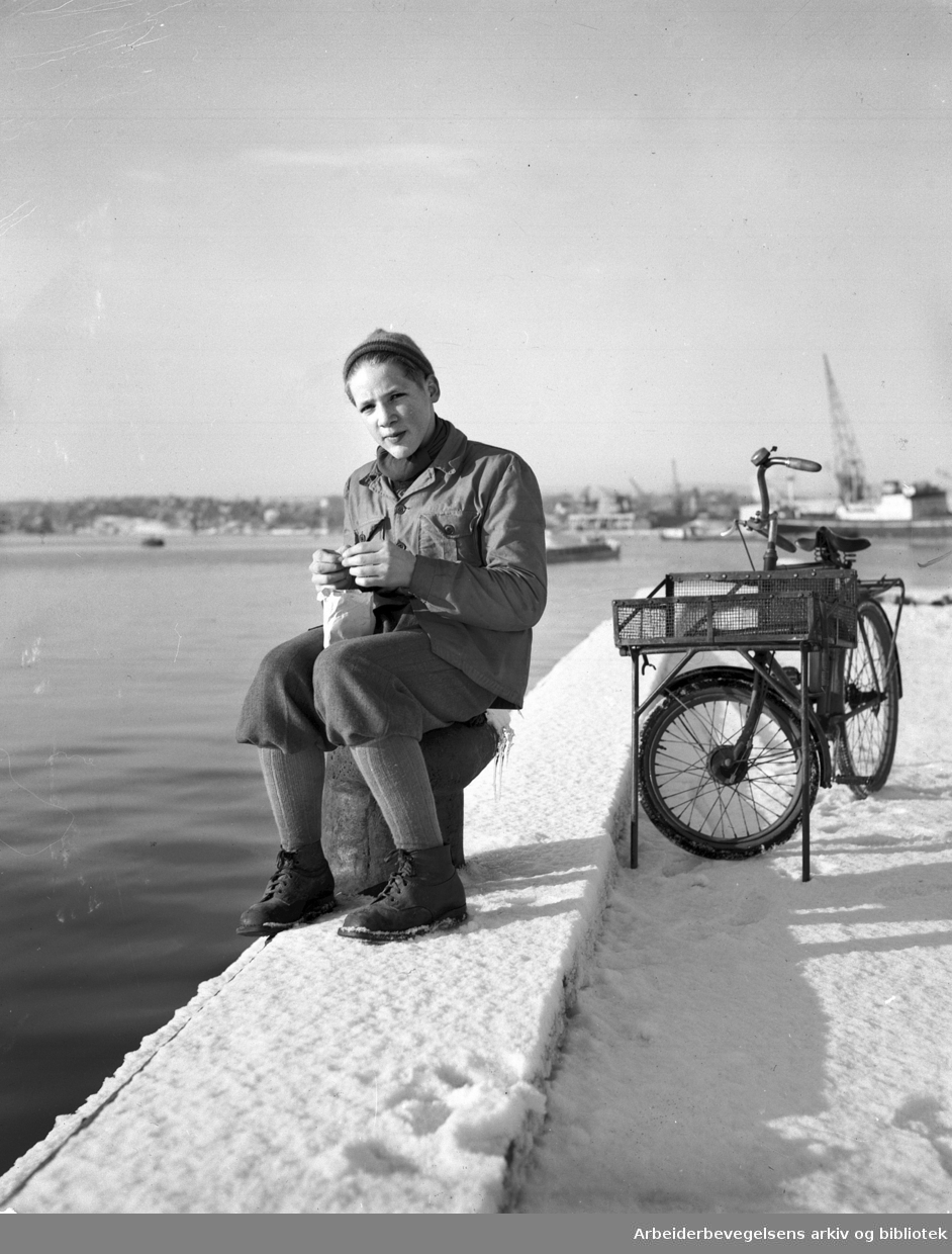 Visergutt med budsykkel. Foto 11. desember 1949
