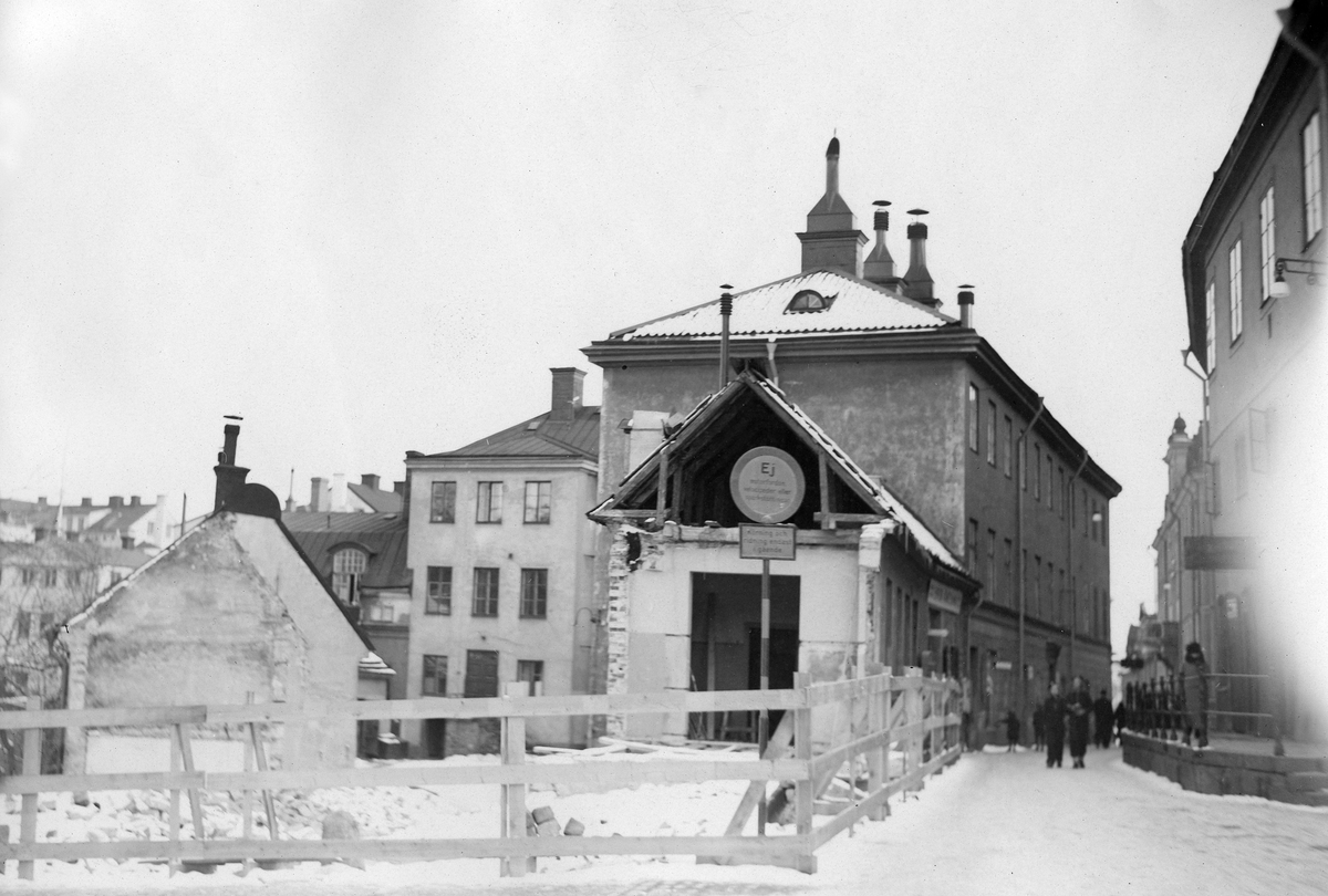 Rivning av bebyggelse vid St Eriks gränd, kvarteret Holmen, Uppsala