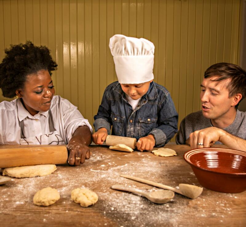 En kvinne, en mann og en gutt baker