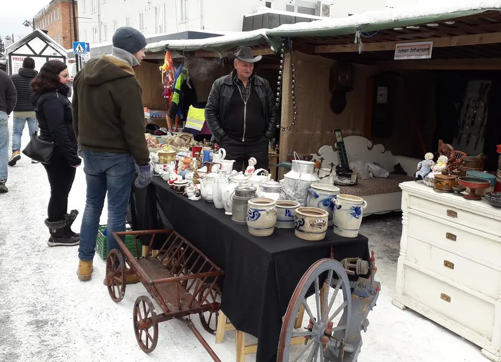 Market trading at the Grundset Market, 2017.