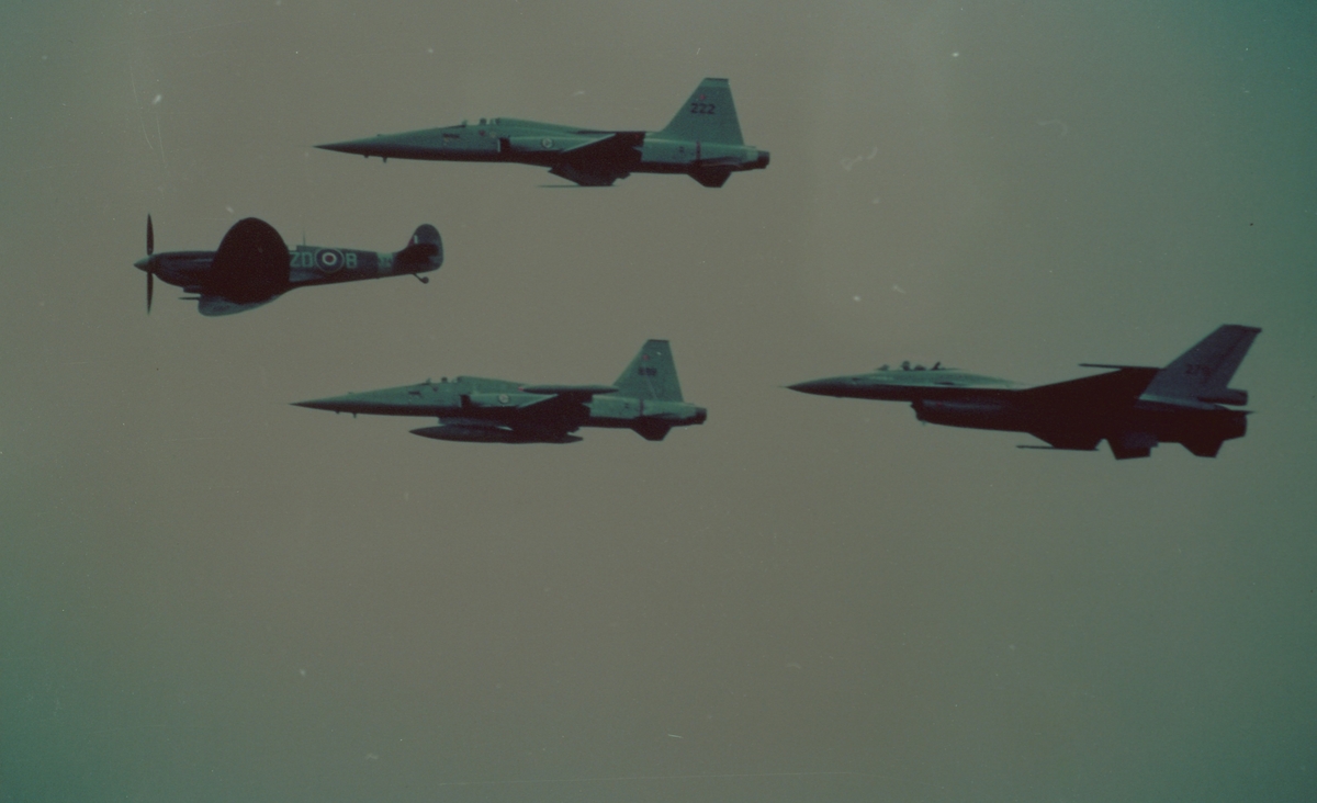 Spitfire, F-5A og F-16A i formasjon.