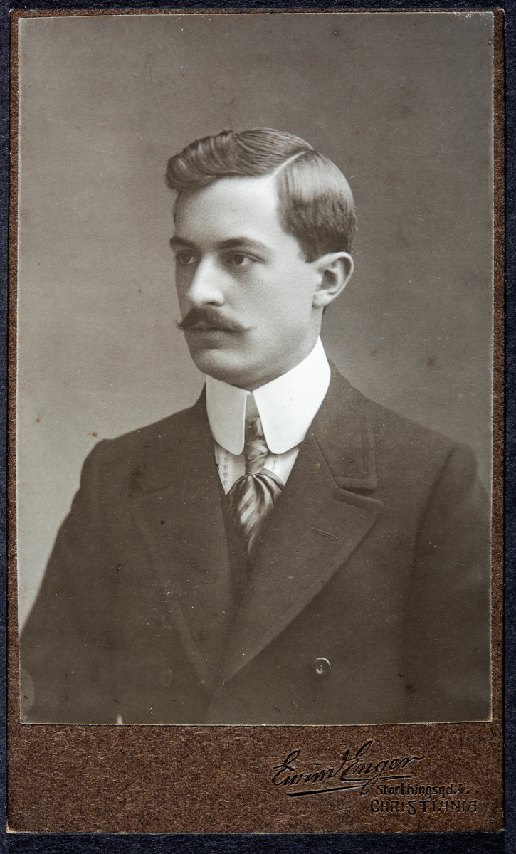 Portrett av Erland Syberg, (født 1885 i Nittedal) sønn av Julie Anna Clara Syberg og Rudolf Sigismund Syberg.