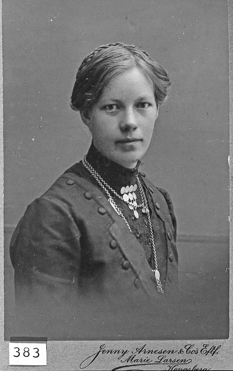 Kjersti Hagen (f. Vatnås), 1910.