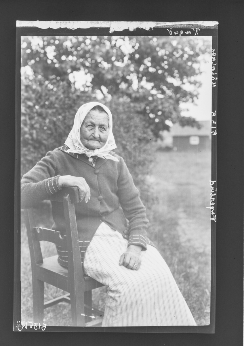 Fotografering beställd av Fagerlind. Kvinnan är ej identifierad.