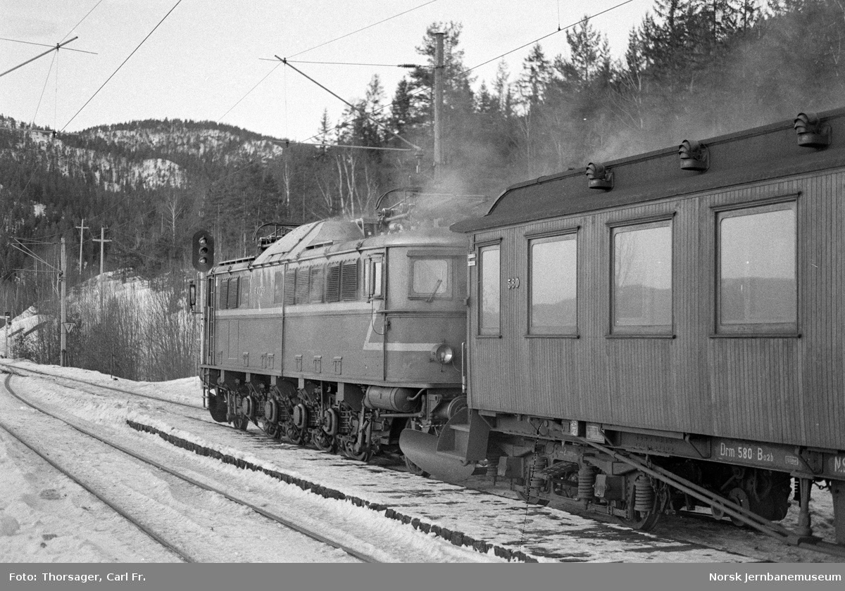 Elektrisk lokomotiv El 8 2059 med persontog på Holtsås stasjon. Røyken skyldes varme ventilatorer