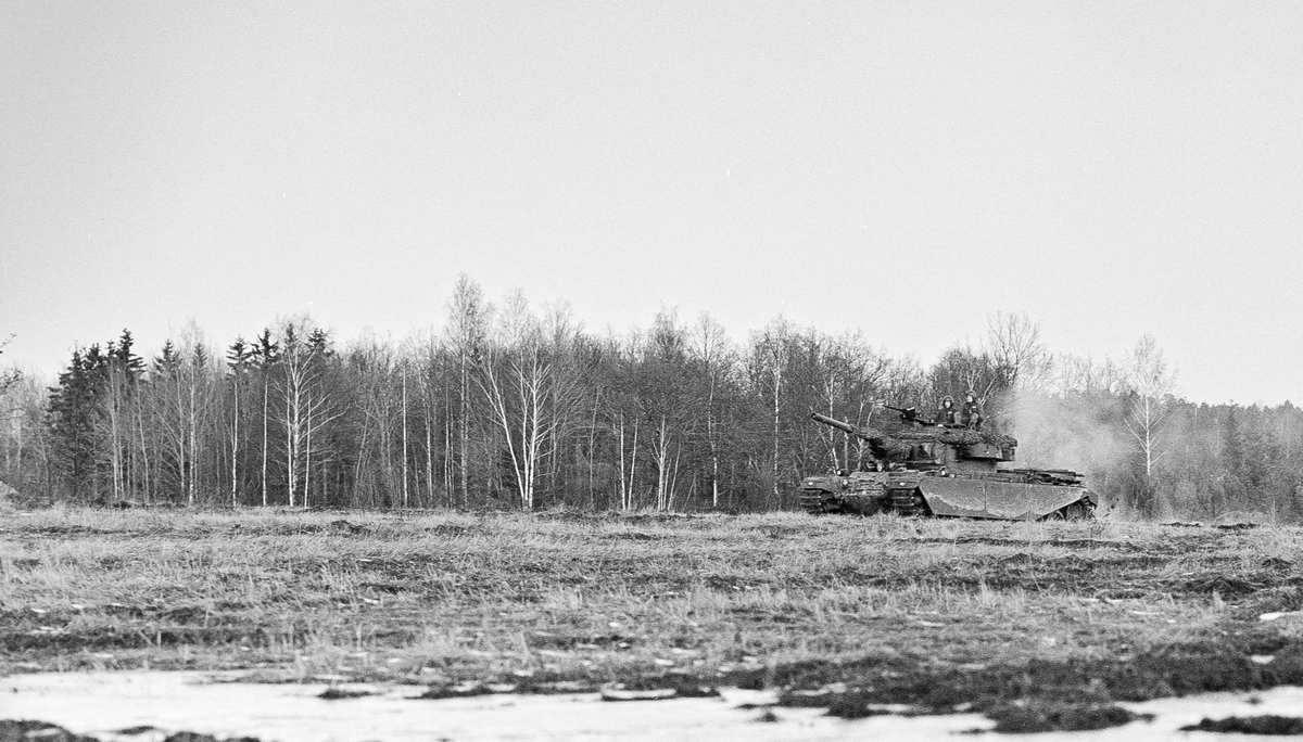 Norra fältet, vintern 1974

Stridsvagnspluton framrycker på norra fältet, förmodligen vid Lundberga. 
Tre bilder från kompani- eller bataljonsövning.