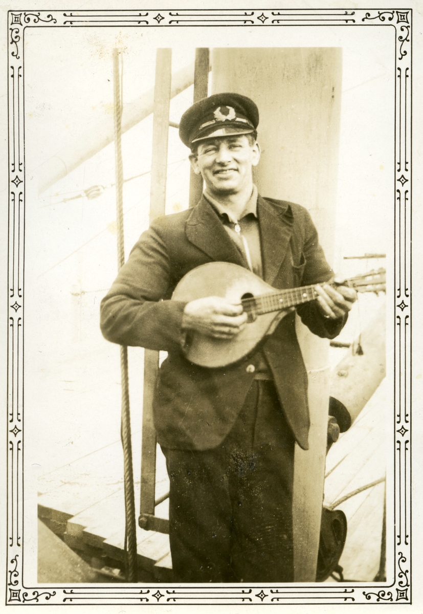 Sjømann med en mandolin.