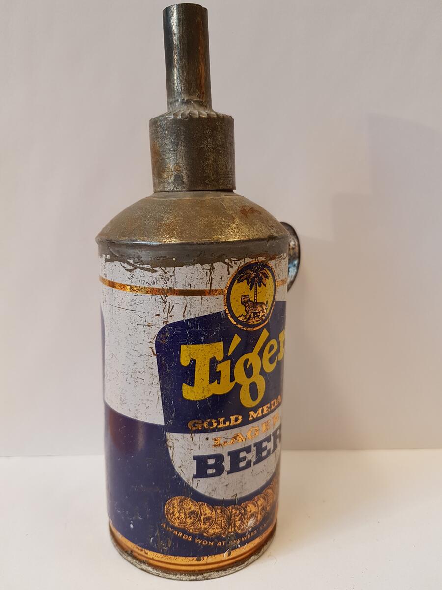 En oljelampa gjord av en ölburk som heter "Tiger". Föremålet är köpt på bymarknaden i Chittagong Hill Tracts 1980.