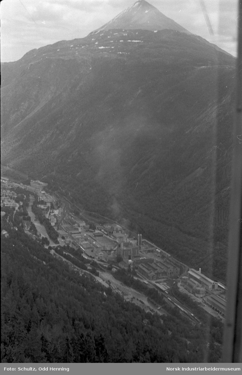 Utsikt over fabrikkområdet på Rjukan og Gaustatoppen fra en av Krossobanens gondoler eller vogner.