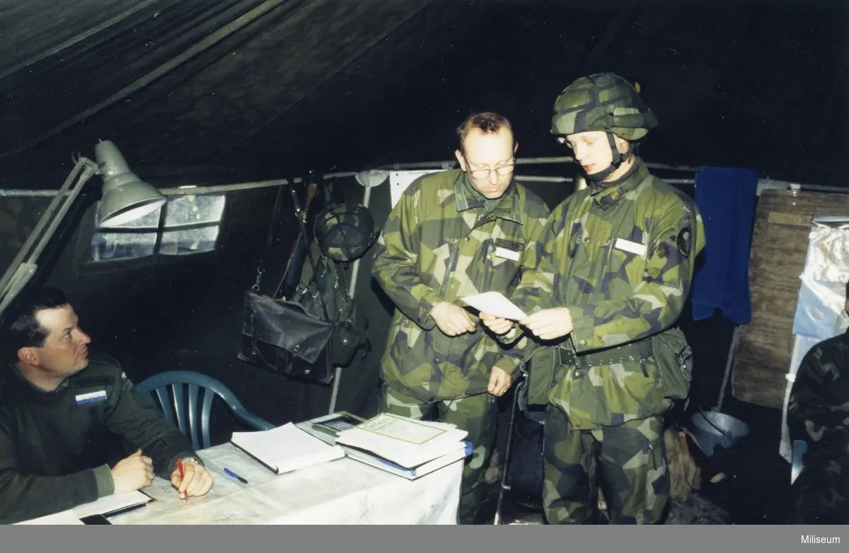 Stabstält. Ing 2.

F.vr. Officer Jönsson, major Rosander Ing 2 och okänd furir.